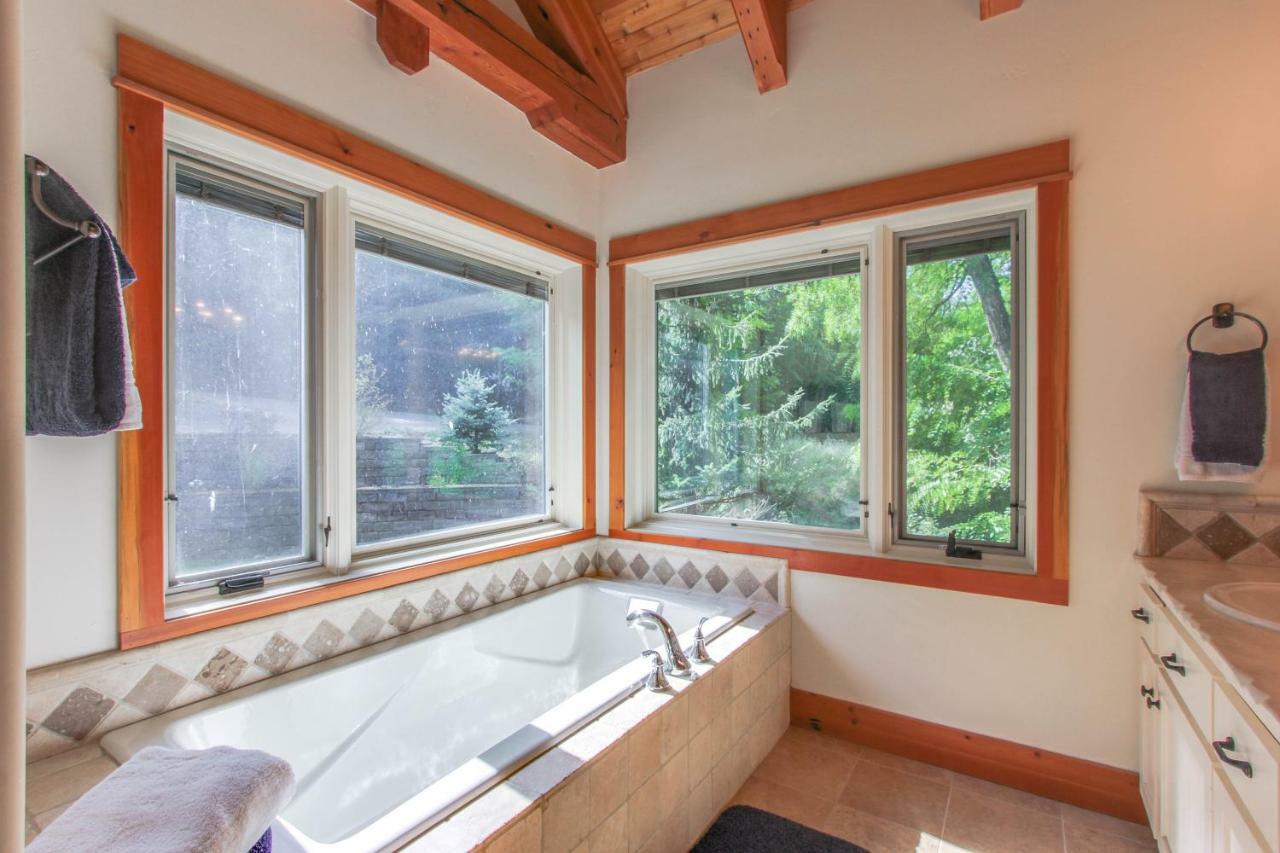 Bottle Bay Lakefront Lodge Sandpoint Exteriör bild